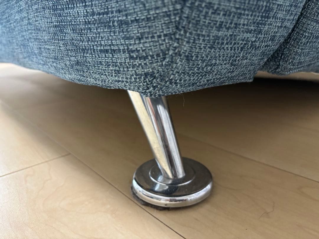 ニトリ　青い2人掛けソファ、クッション付き