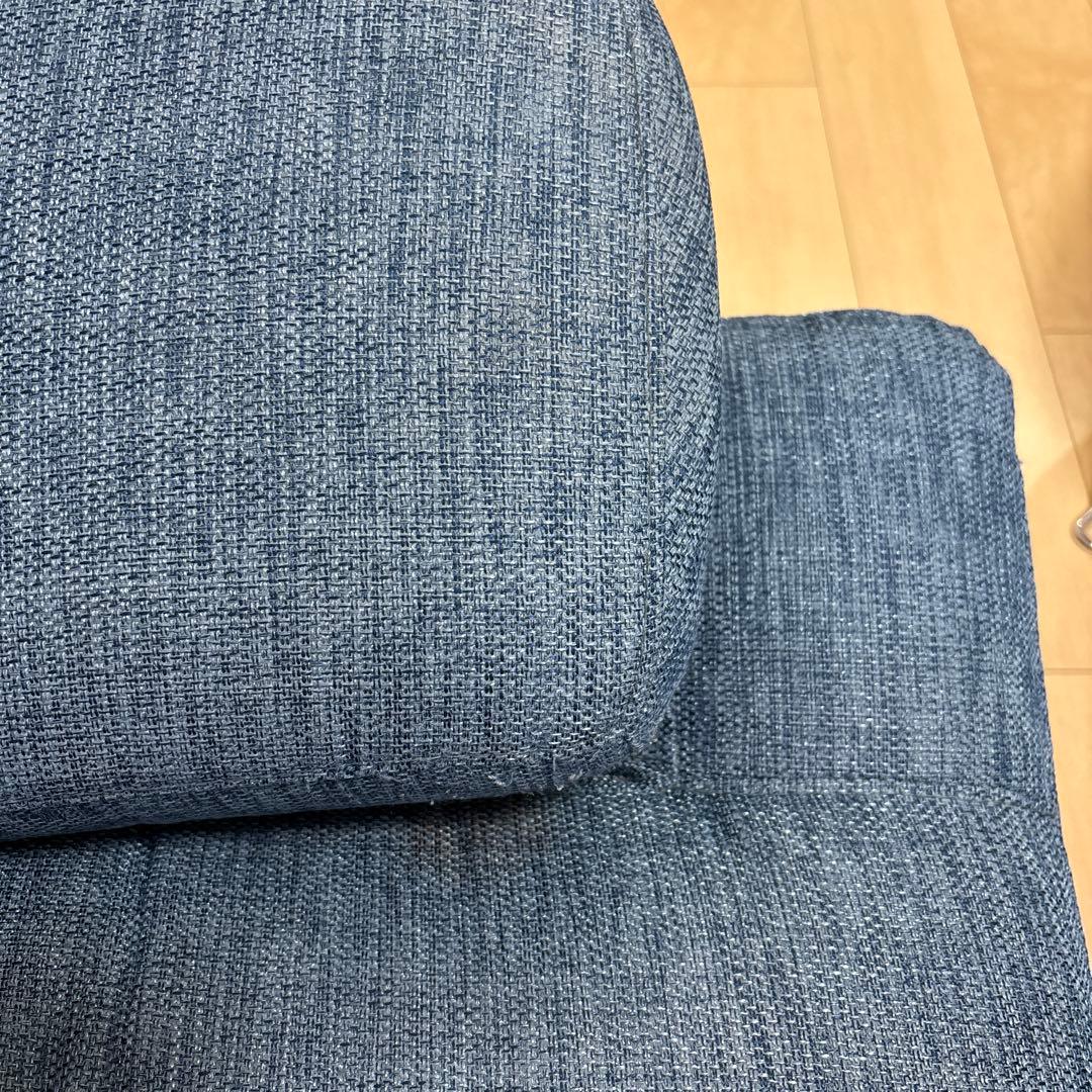 ニトリ　青い2人掛けソファ、クッション付き