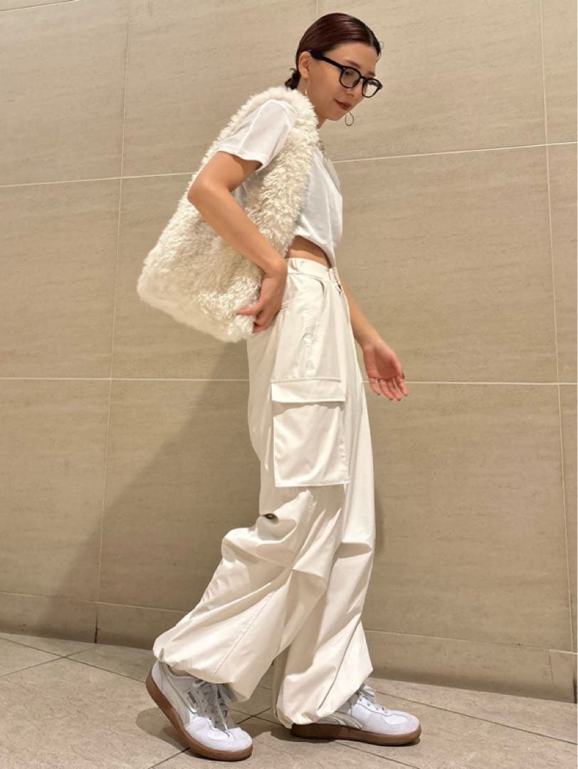 【新品タグ付き】emmi エミ タックドロストフォルムカーゴパンツ 完売商品