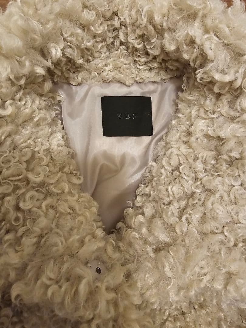 KBF フォルムボアジャケット　シープファーコート