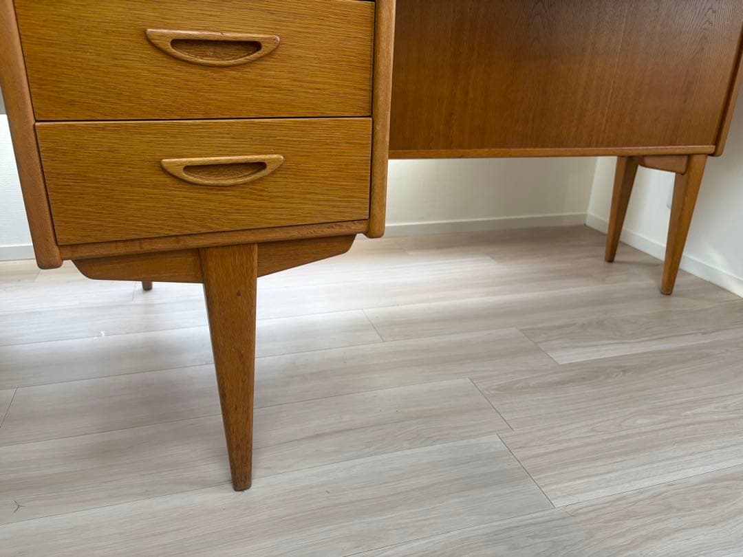 Goran Strandデザイン　デスク