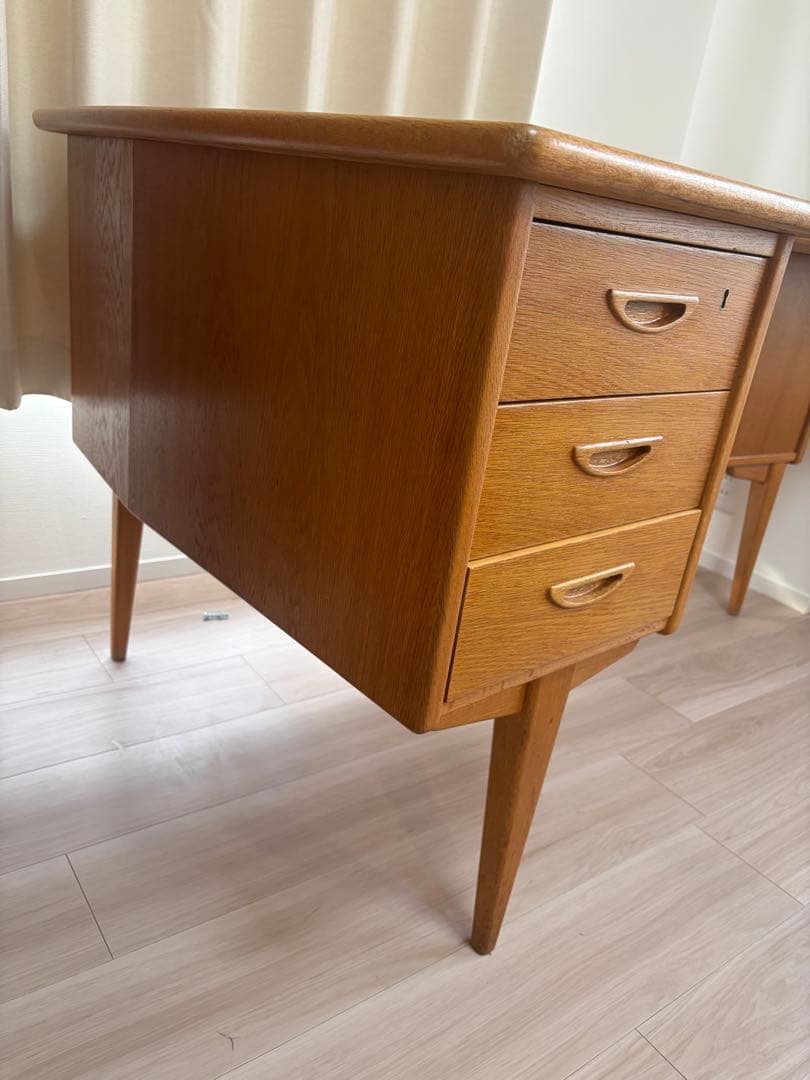 Goran Strandデザイン　デスク