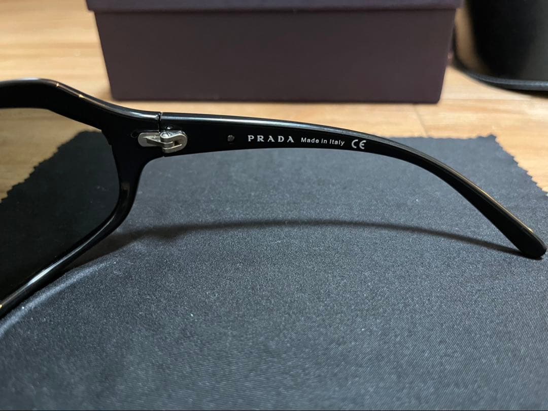 希少PRADA ブラック サングラス ケース付き