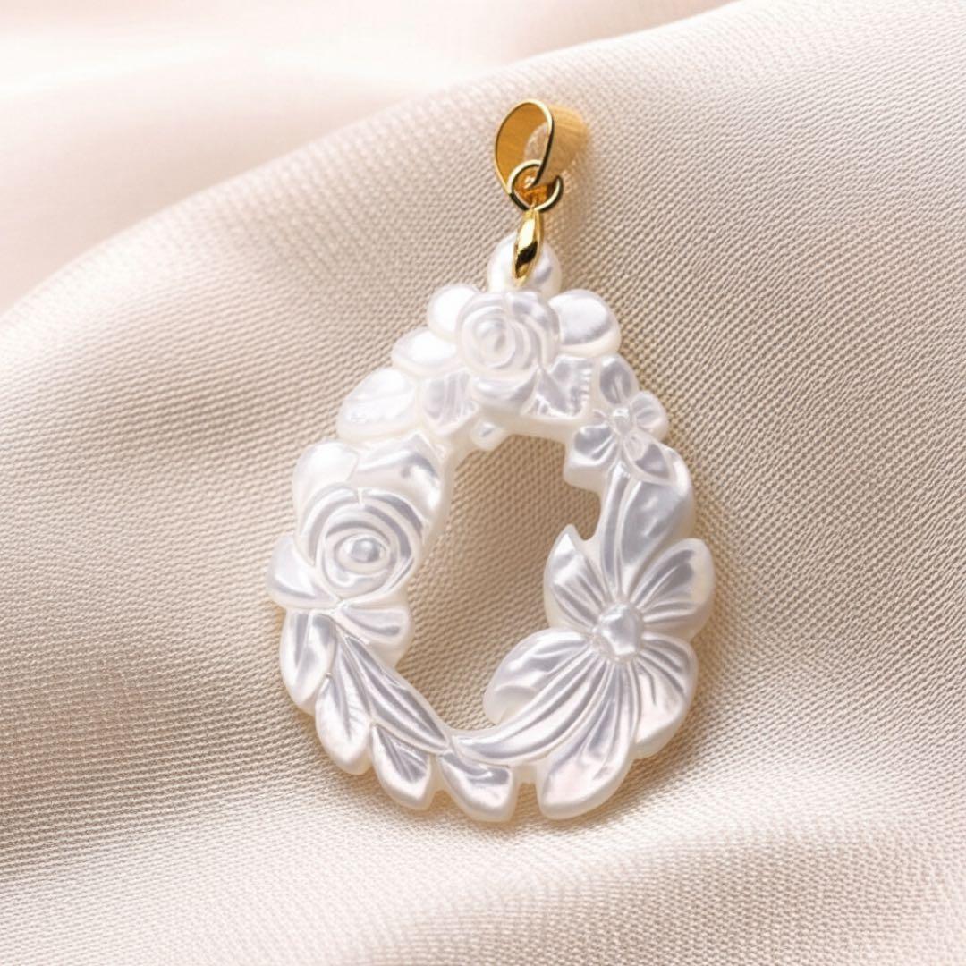 【Noel】高品質ホワイトシェル彫刻の大粒ネックレストップ