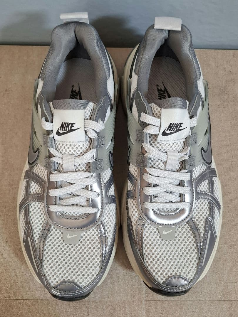 【未使用級】NIKE W V2KRUN 24.5cm シルバー スニーカー