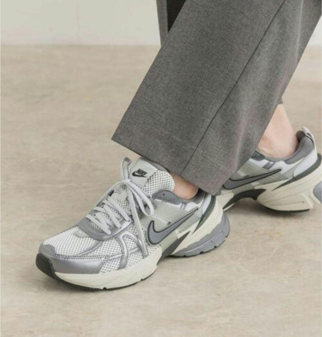 【未使用級】NIKE W V2KRUN 24.5cm シルバー スニーカー