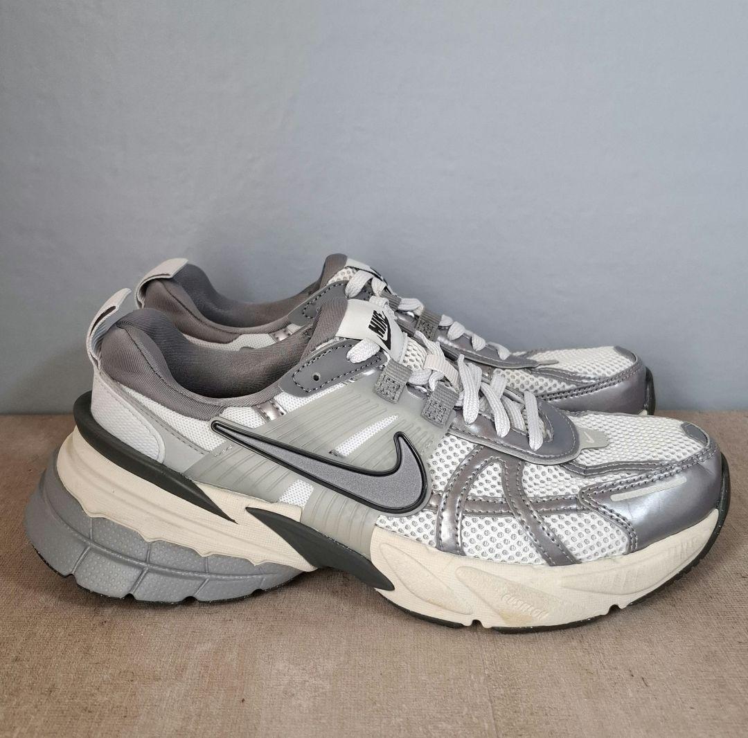 【未使用級】NIKE W V2KRUN 24.5cm シルバー スニーカー