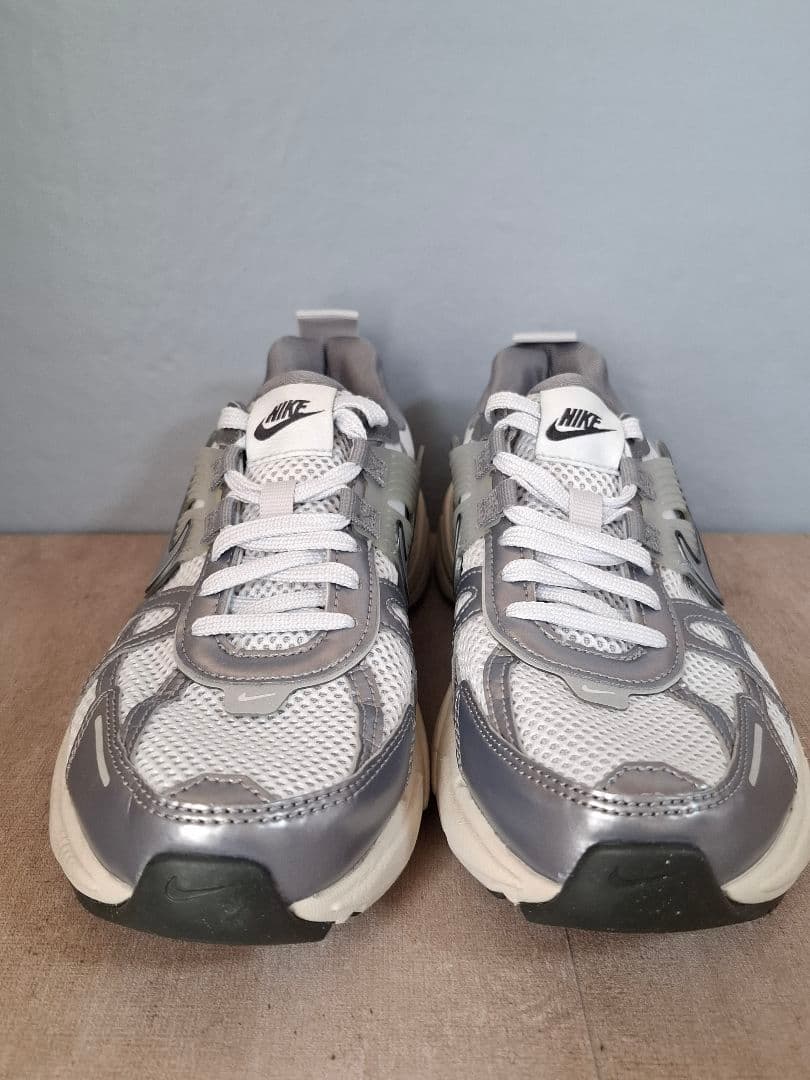 【未使用級】NIKE W V2KRUN 24.5cm シルバー スニーカー