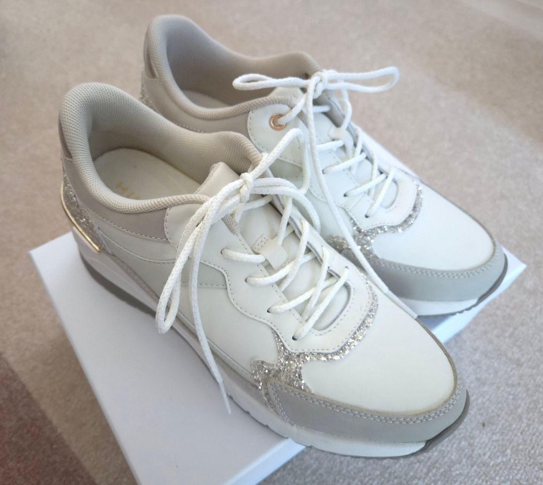 【美品】卑弥呼 美脚ヒールアップスニーカー アイボリー 24.5cm