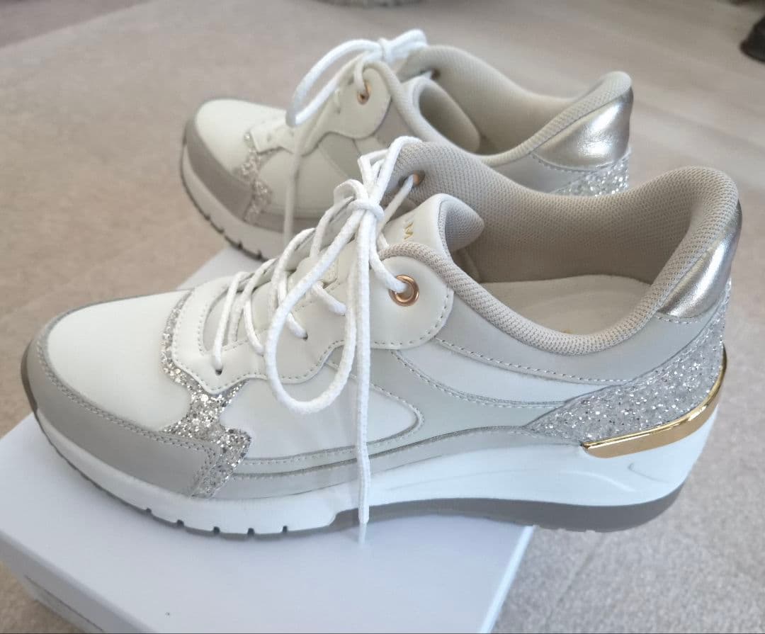 【美品】卑弥呼 美脚ヒールアップスニーカー アイボリー 24.5cm