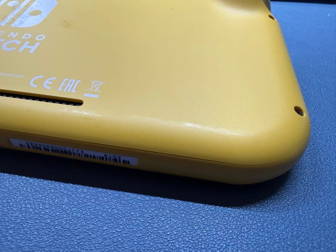 ニンテンドースイッチ　ライト　イエロー