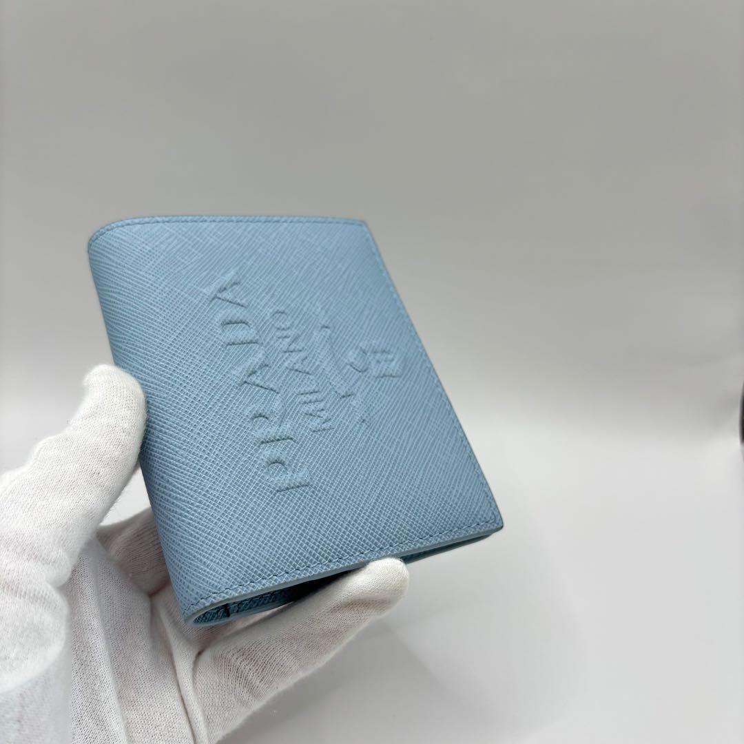 美品　PRADA 二つ折り財布　サフィアーノエンボス　ライトブルー 1MV204