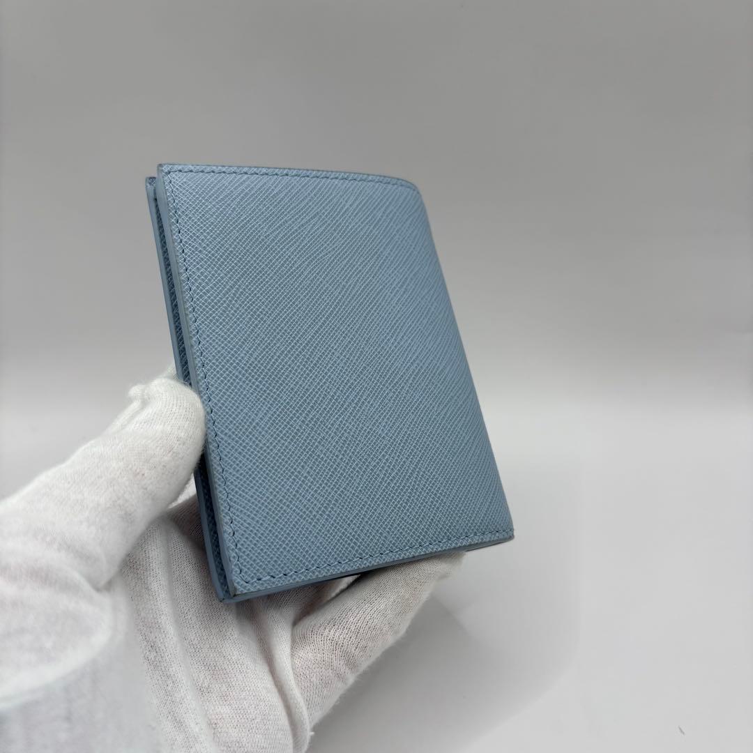 美品　PRADA 二つ折り財布　サフィアーノエンボス　ライトブルー 1MV204