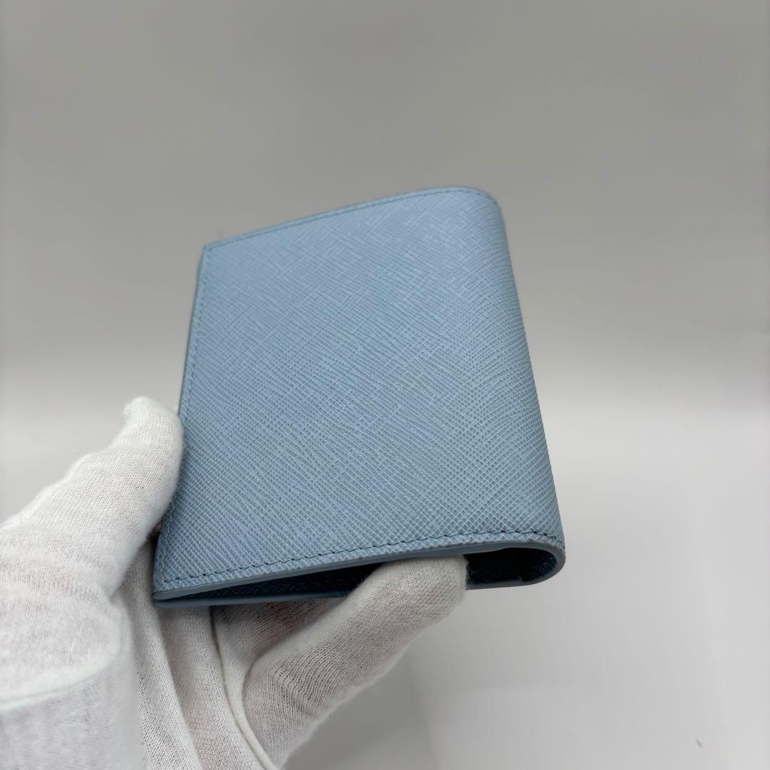 美品　PRADA 二つ折り財布　サフィアーノエンボス　ライトブルー 1MV204