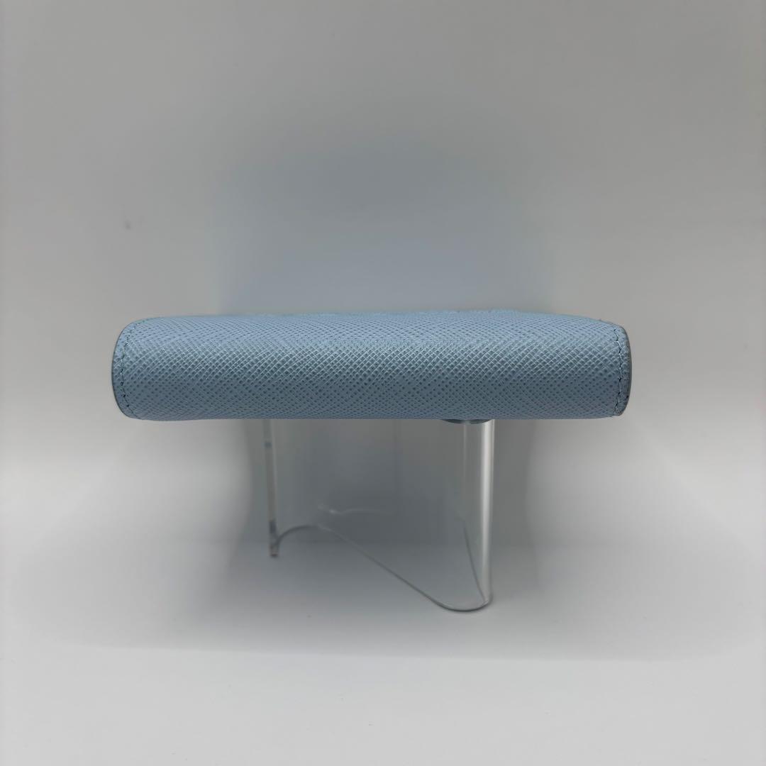 美品　PRADA 二つ折り財布　サフィアーノエンボス　ライトブルー 1MV204