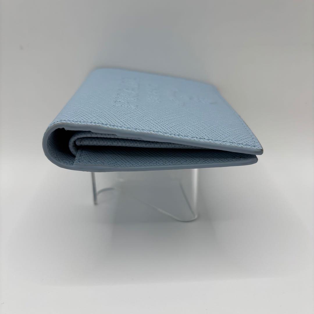 美品　PRADA 二つ折り財布　サフィアーノエンボス　ライトブルー 1MV204