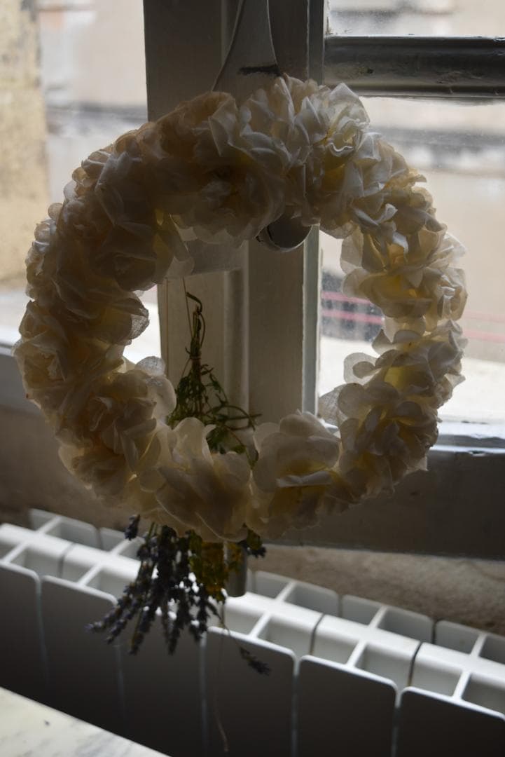 フランスアンティーク　朽ちたエクリュ色の美しい花冠（大）布花　ティアラ　ドール