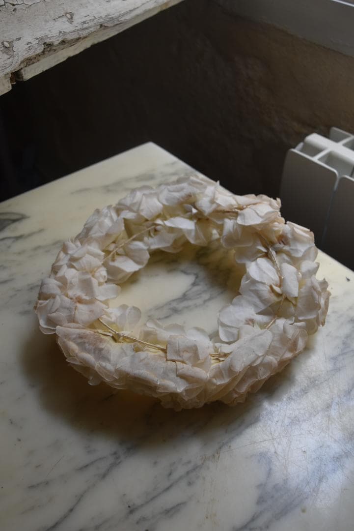 フランスアンティーク　朽ちたエクリュ色の美しい花冠（大）布花　ティアラ　ドール