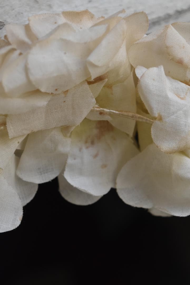 フランスアンティーク　朽ちたエクリュ色の美しい花冠（大）布花　ティアラ　ドール