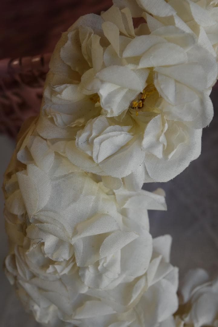 フランスアンティーク　朽ちたエクリュ色の美しい花冠（大）布花　ティアラ　ドール