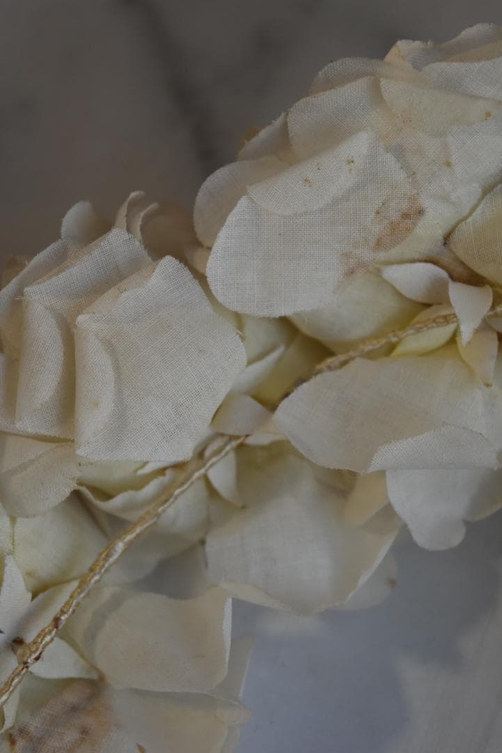 フランスアンティーク　朽ちたエクリュ色の美しい花冠（大）布花　ティアラ　ドール