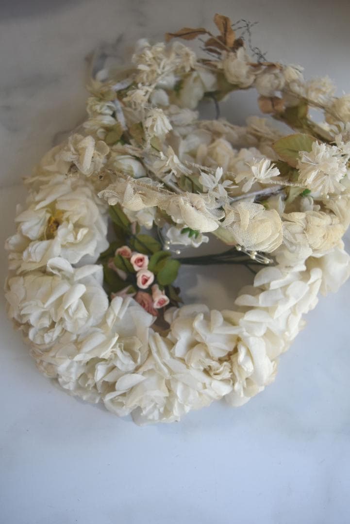 フランスアンティーク　朽ちたエクリュ色の美しい花冠（大）布花　ティアラ　ドール