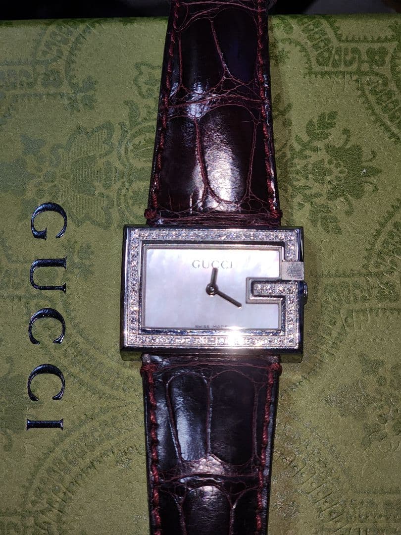 GUCCI文字盤白蝶貝 ダイヤモンド装飾 レザーベルト時計