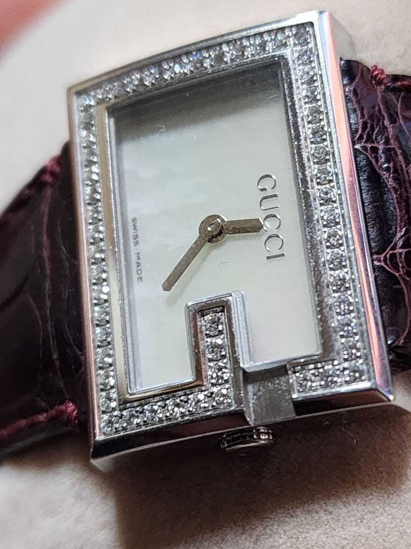 GUCCI文字盤白蝶貝 ダイヤモンド装飾 レザーベルト時計