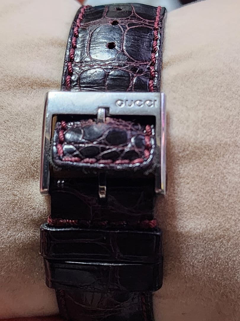 GUCCI文字盤白蝶貝 ダイヤモンド装飾 レザーベルト時計