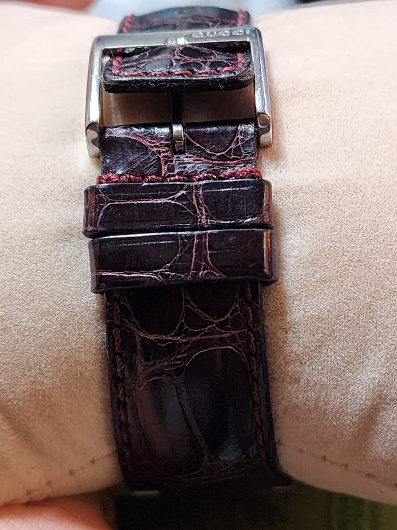 GUCCI文字盤白蝶貝 ダイヤモンド装飾 レザーベルト時計