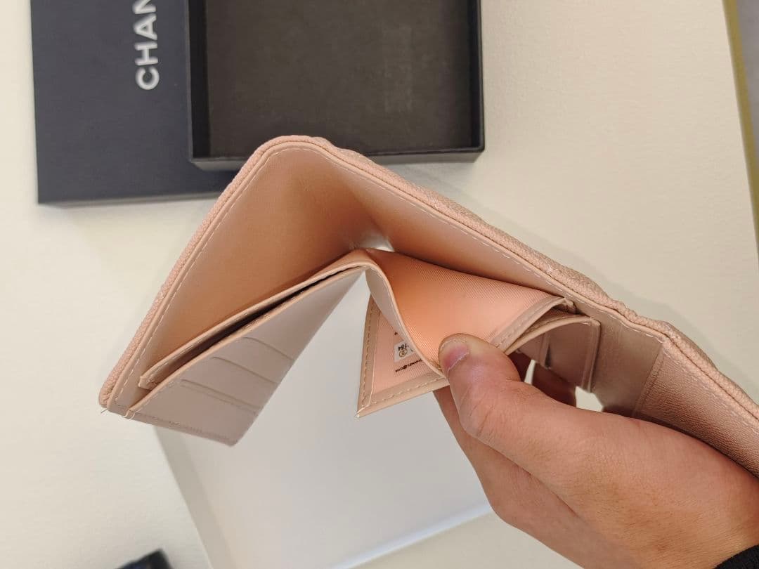 ちぇた ピンクのレザー製、キルティングデザインの三つ折り財布