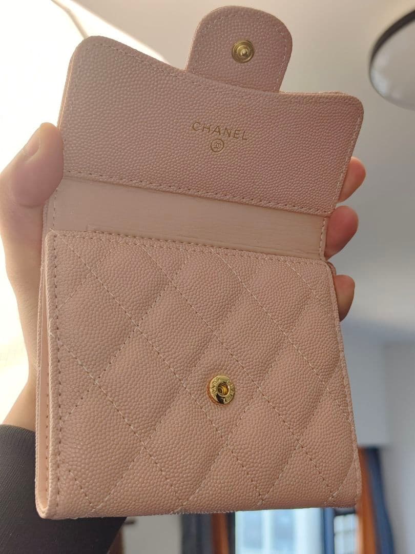 ちぇた ピンクのレザー製、キルティングデザインの三つ折り財布