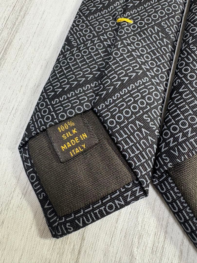 【極美品】LOUIS VUITTON ルイヴィトンネクタイ ロゴグラム 黒