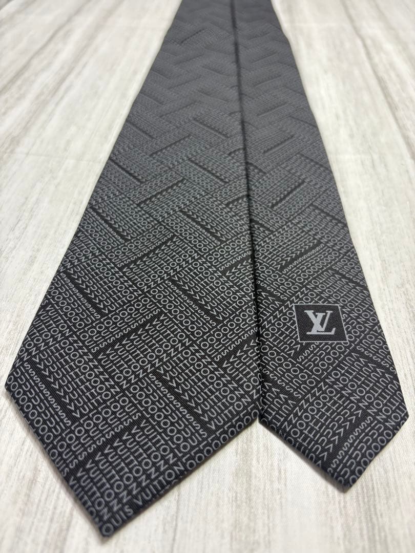 【極美品】LOUIS VUITTON ルイヴィトンネクタイ ロゴグラム 黒