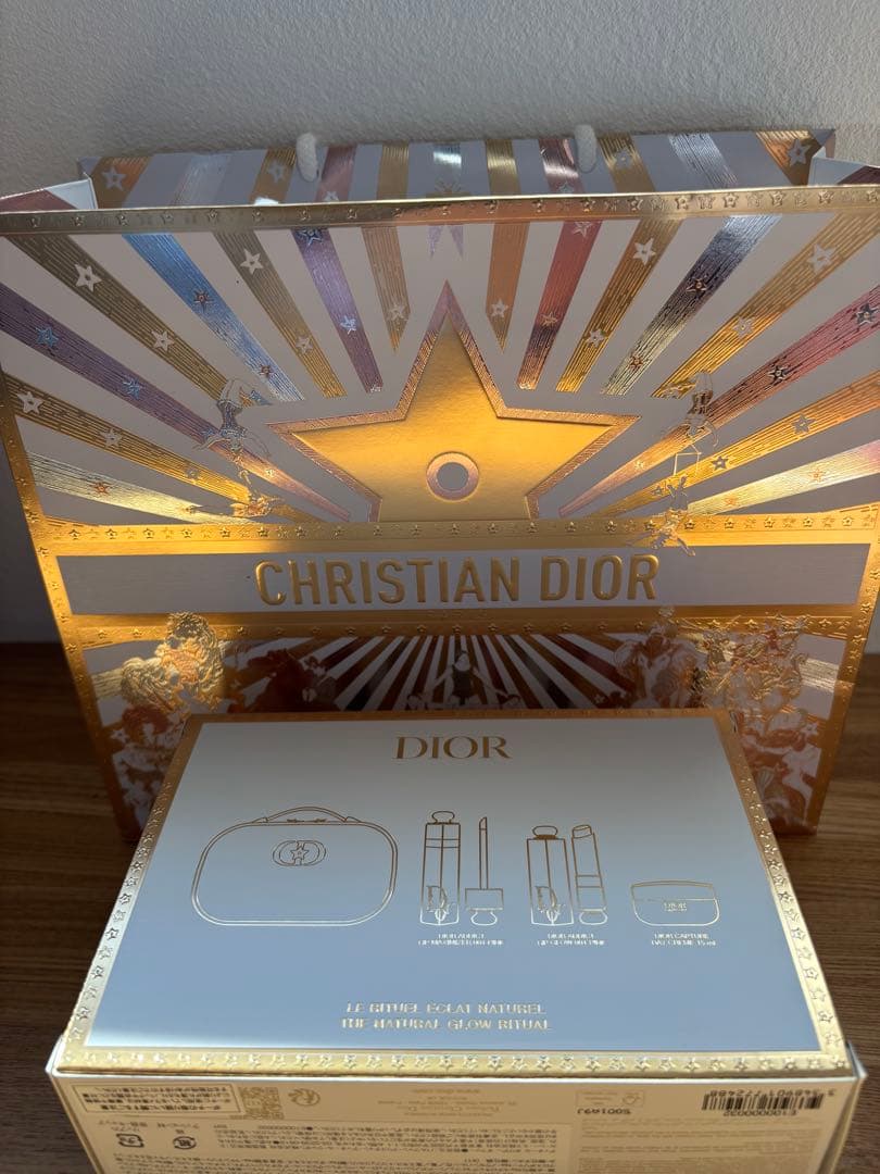 早い者勝ちです Dior クリスマスコフレ　2025 ショッパー付き 人気商品