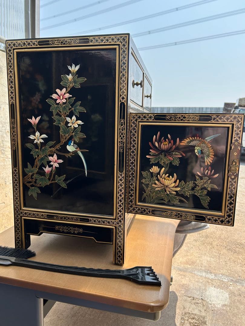 家具 花と鳥の装飾付き