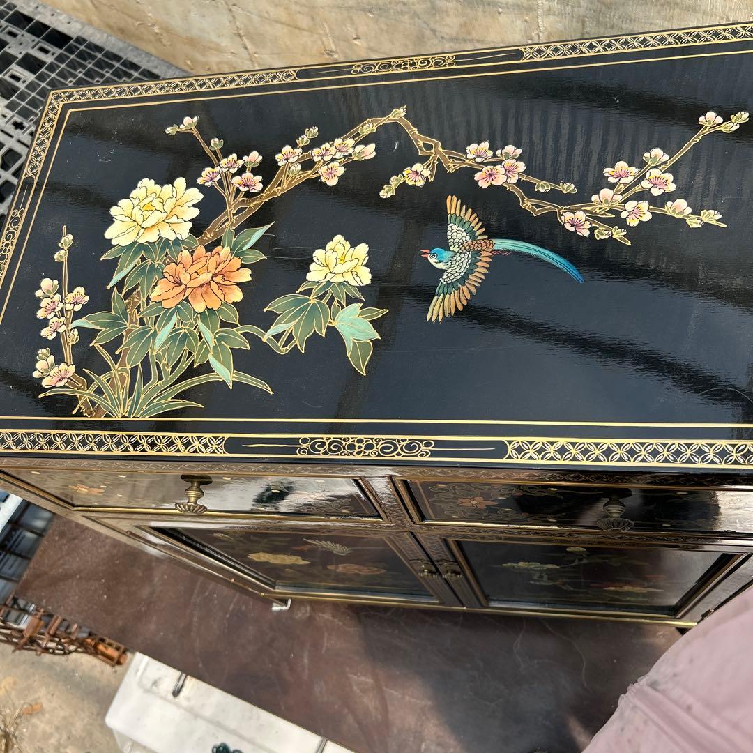 家具 花と鳥の装飾付き