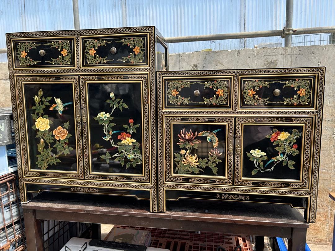 家具 花と鳥の装飾付き