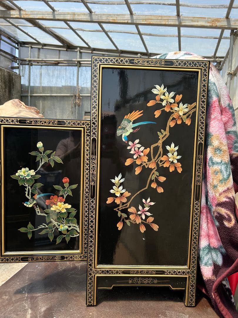 家具 花と鳥の装飾付き