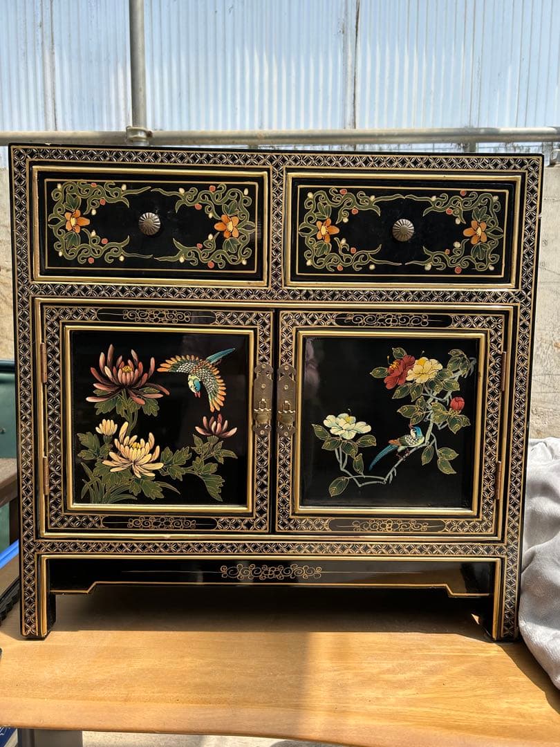 家具 花と鳥の装飾付き