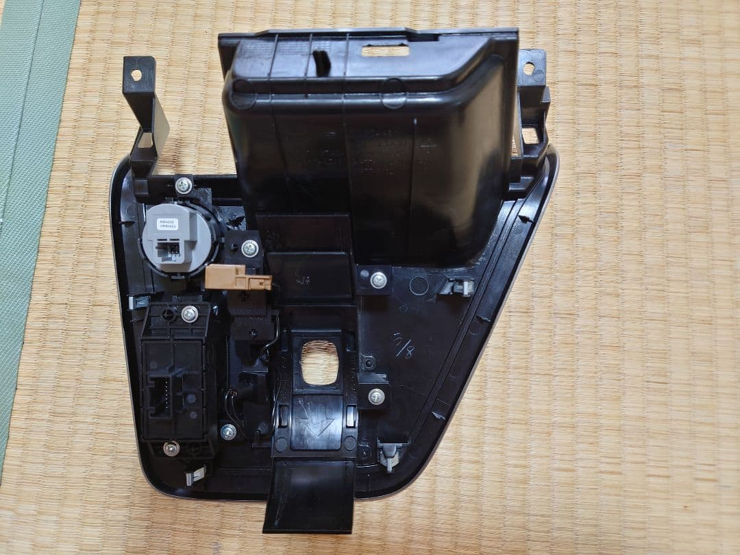 C27セレナ　サイバーナビ CE902SE