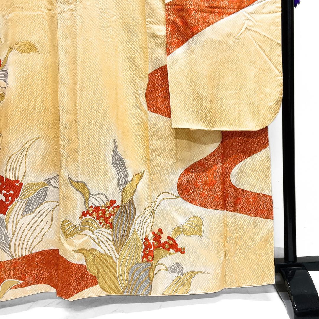 振袖　金駒刺繍　金彩　南天　百合　流水　紗綾形　成人式　着物　124b d ms