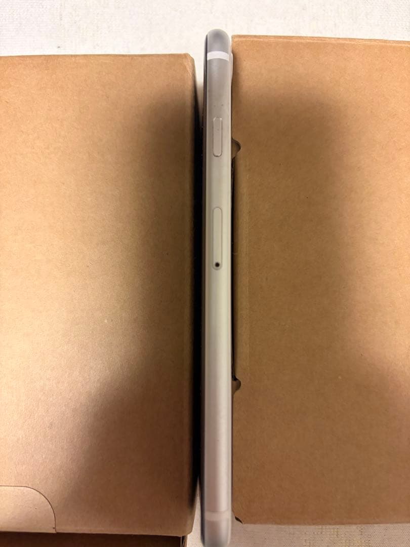 faniさん専用　iPhone SE2 128GB美品 箱あり付属品は全て未使用