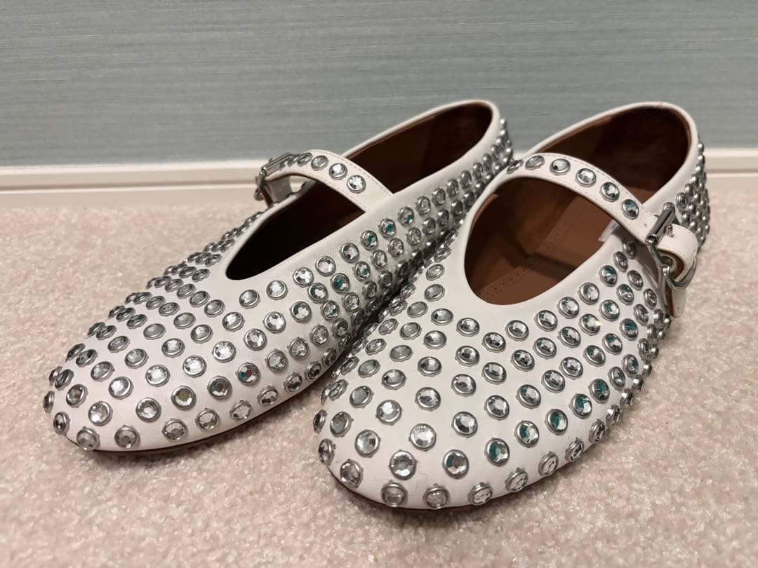 1119n★Alaia スタッズ付きホワイトメリージェーンシューズ