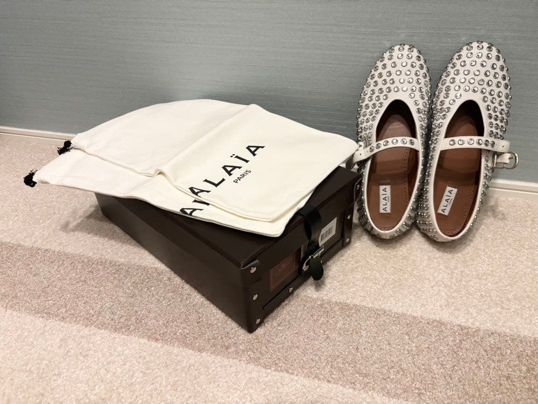 1119n★Alaia スタッズ付きホワイトメリージェーンシューズ