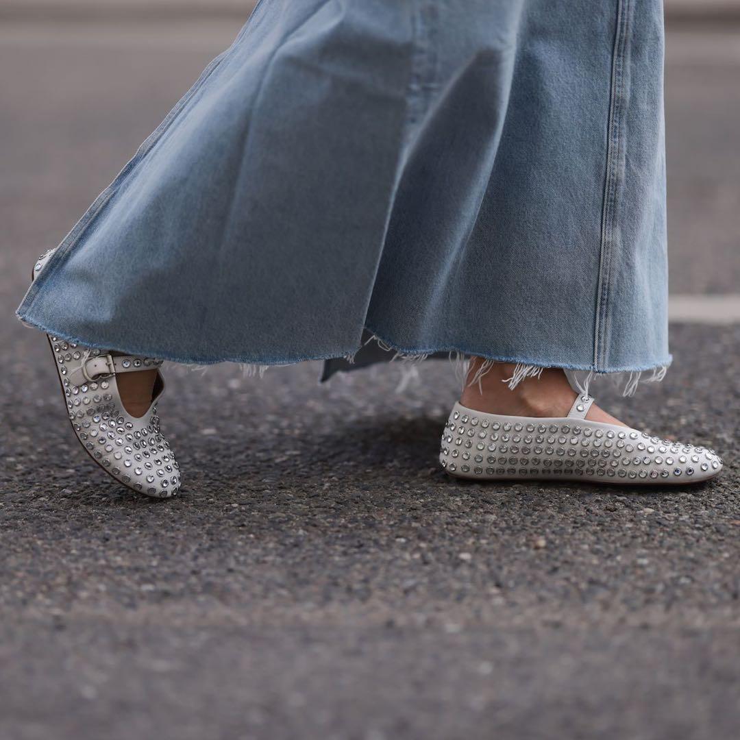 1119n★Alaia スタッズ付きホワイトメリージェーンシューズ