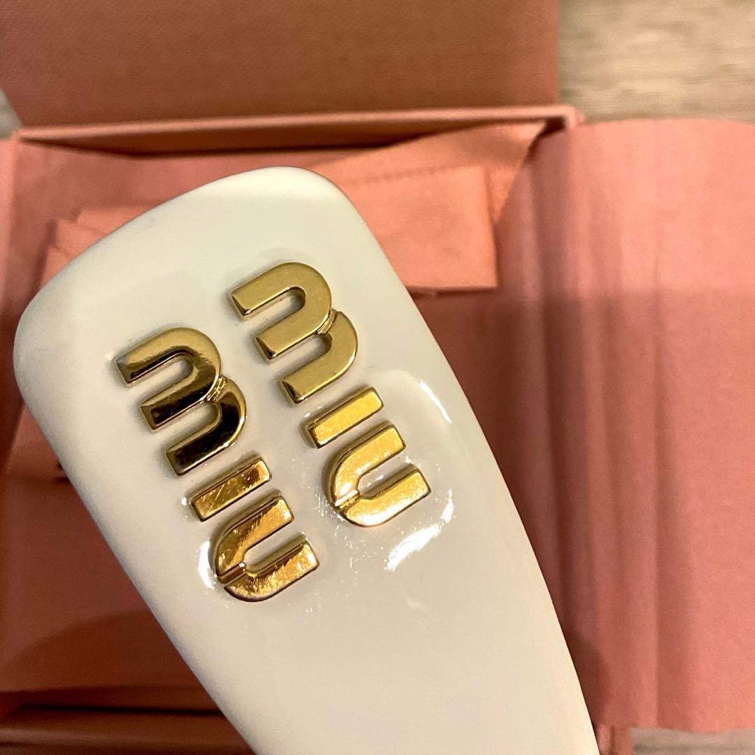 【サナ着用大人気】miumiu パテントレザーヘアクリップ ホワイト