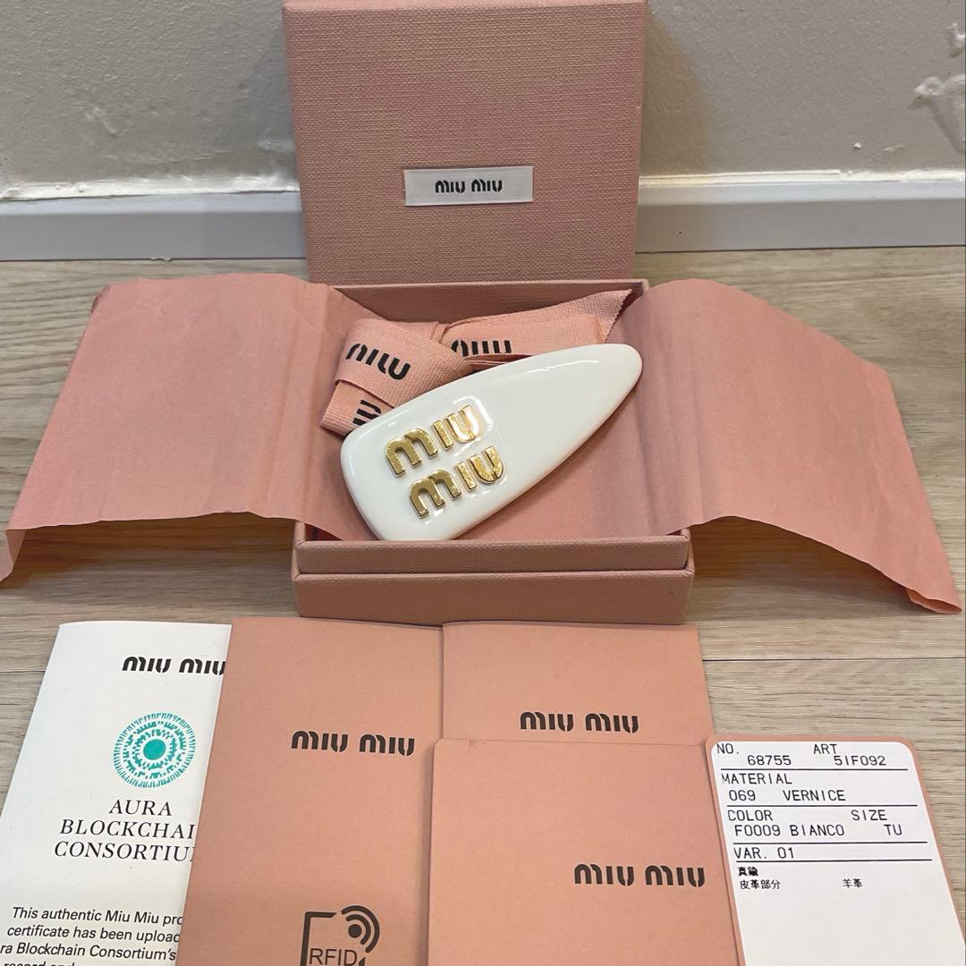 【サナ着用大人気】miumiu パテントレザーヘアクリップ ホワイト