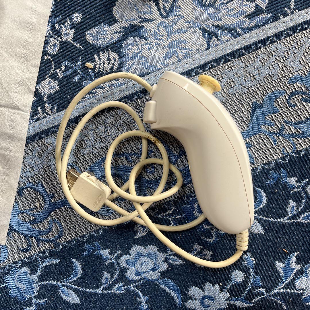 ウィー本体　ウィーリモコン4本　ヌンチャク　ソフト9本