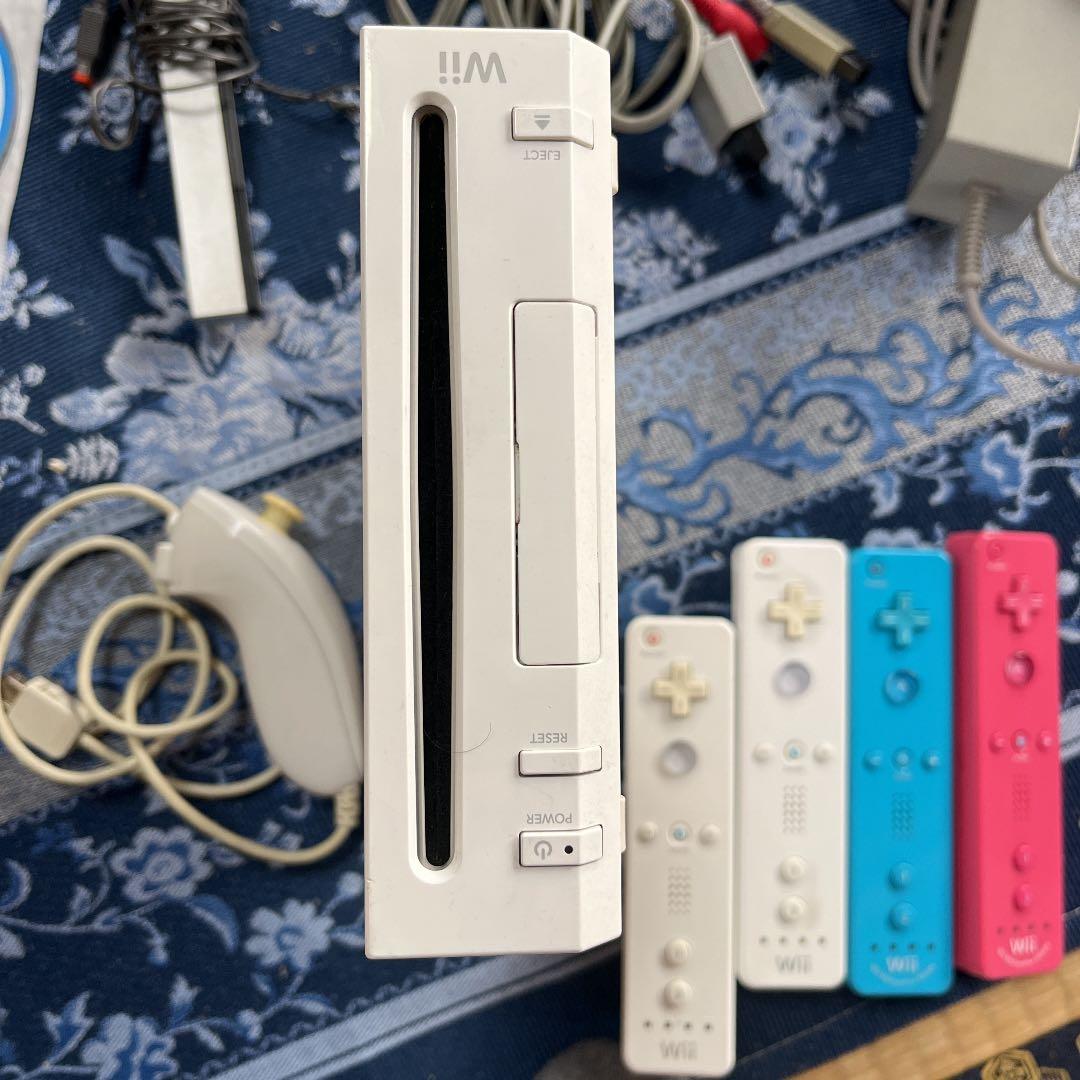 ウィー本体　ウィーリモコン4本　ヌンチャク　ソフト9本